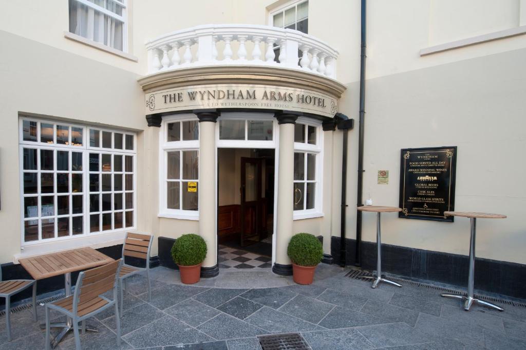 un edificio con un letrero que lee el hotel del Eje Victoriano en The Wyndham Arms-Wetherspoon, en Bridgend