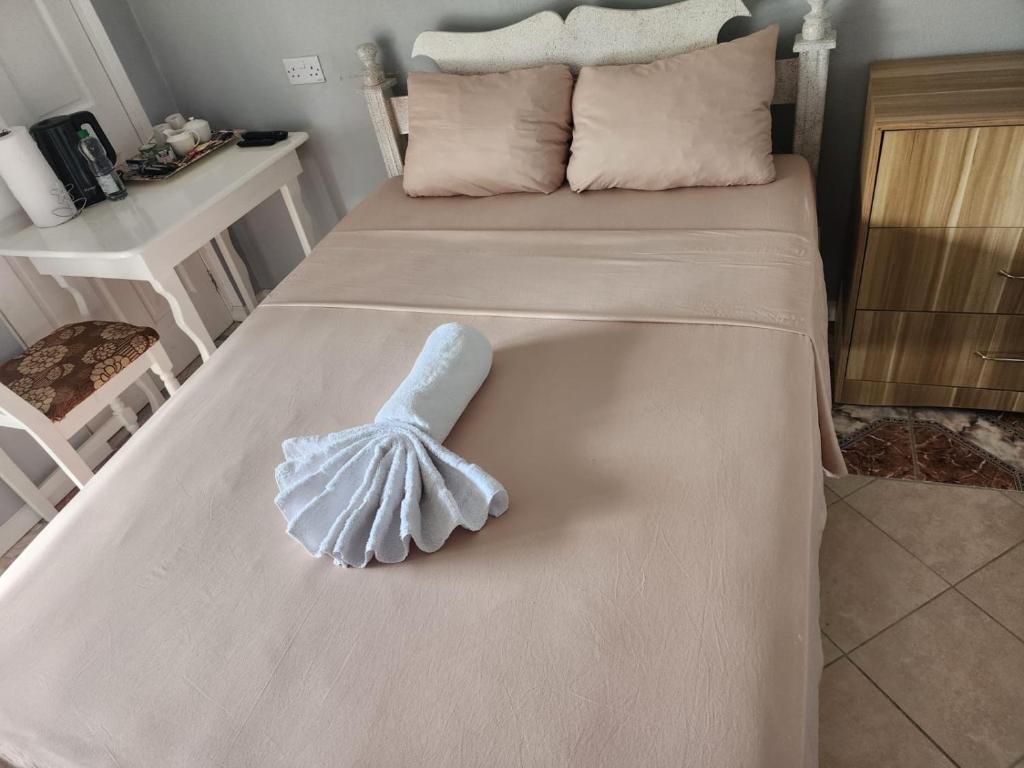 Postel nebo postele na pokoji v ubytování Rose Hideaway