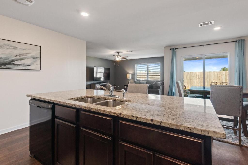 una cocina con fregadero y encimera en New Bama Retreat Sleeps 8, en Tuscaloosa