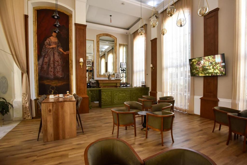 TV a/nebo společenská místnost v ubytování Plaza Camelinas Hotel