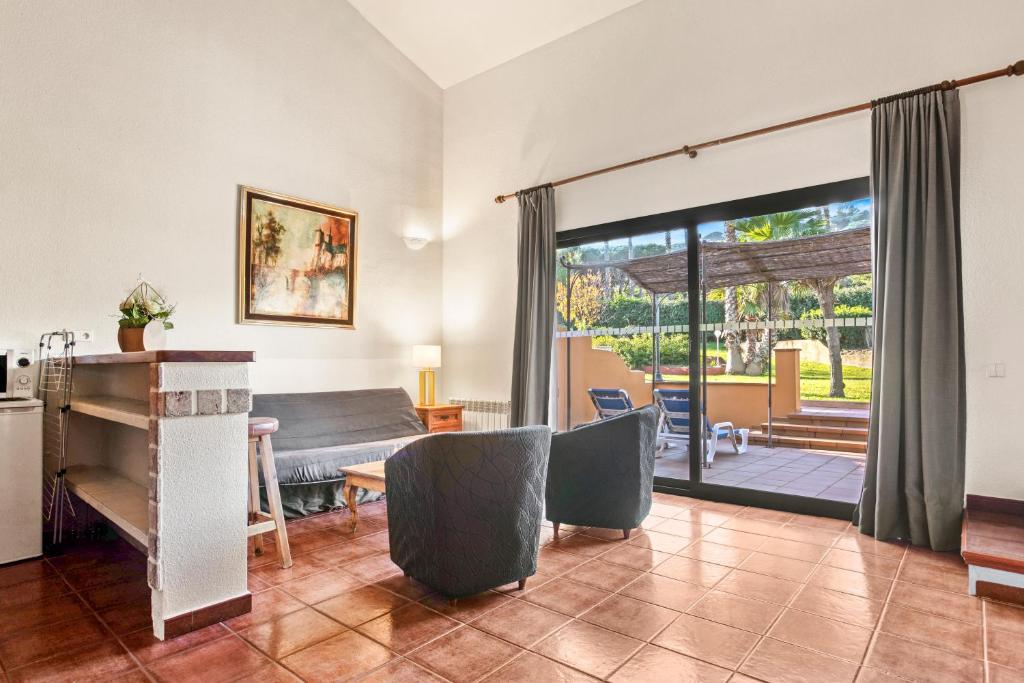 un salon avec vue sur un patio dans l'établissement 25 Lola Flores, à Saint-Tropez