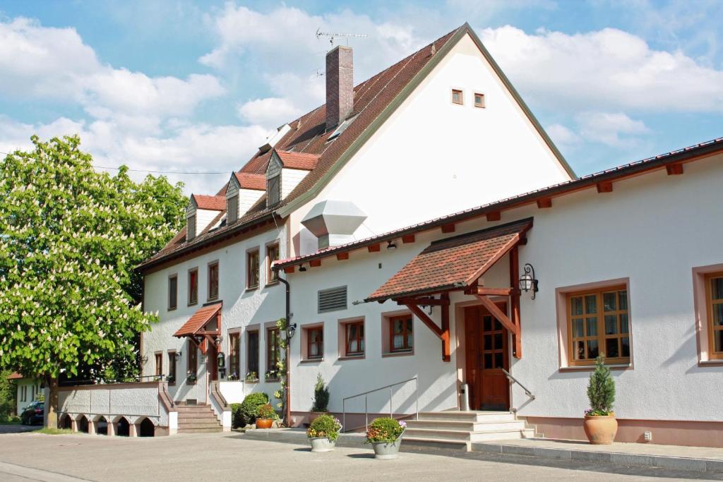 un edificio blanco con techo marrón en Landgasthof Vogelsang OHG en Weichering