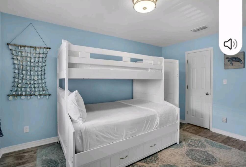 Cama ou camas em um quarto em Seashell Suite!