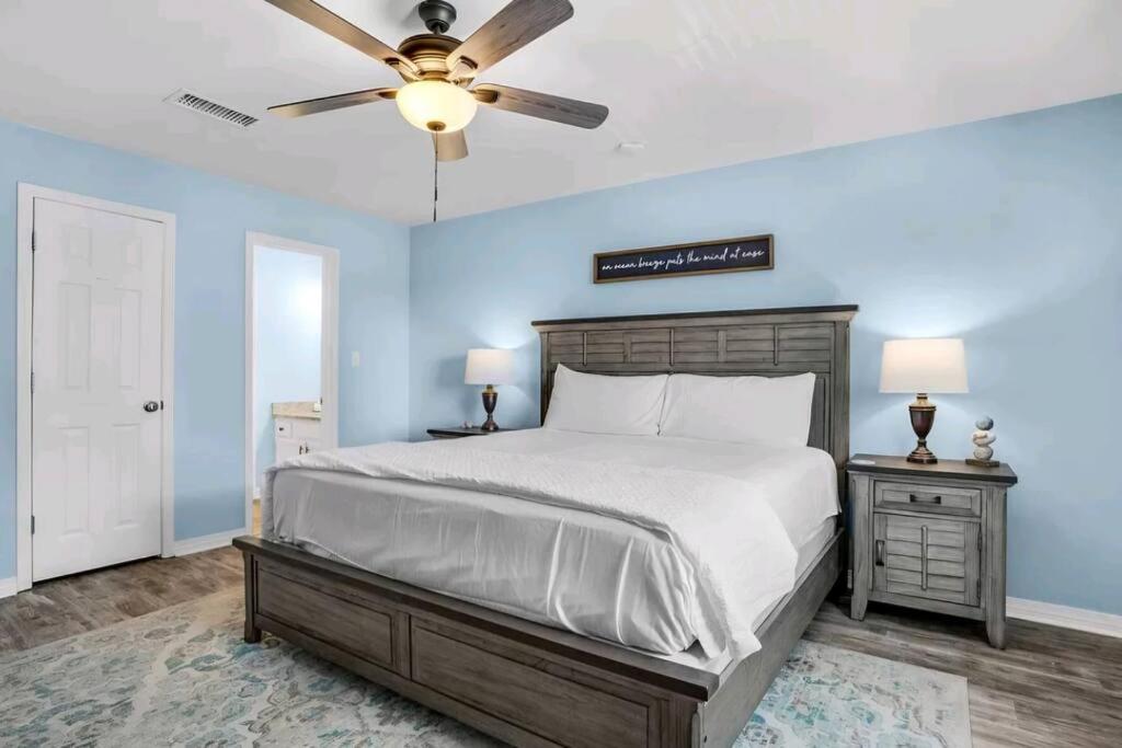 Cama ou camas em um quarto em Seashell Suite!
