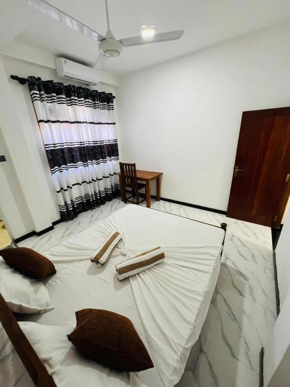 Postel nebo postele na pokoji v ubytování Sanku Place Hiriketiya