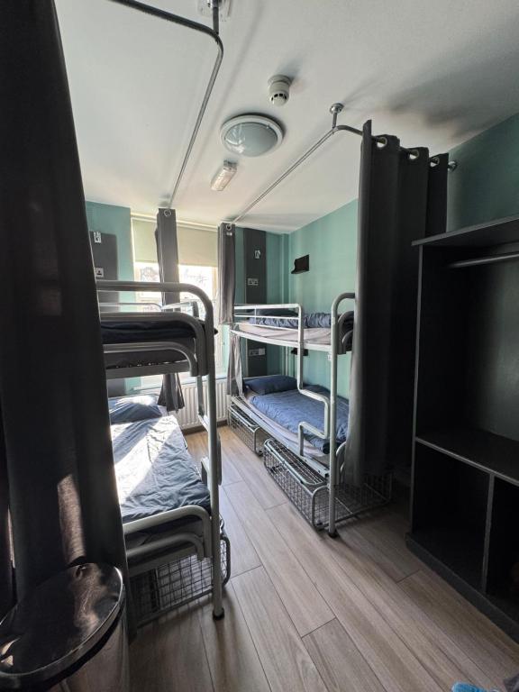 A kitchen or kitchenette at Abbey Court Hostel