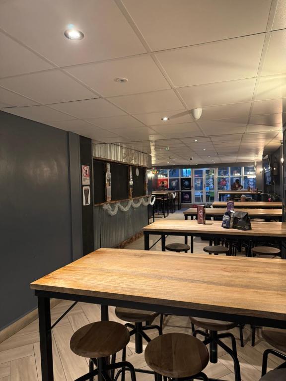 A restaurant or other place to eat at Abbey Court Hostel