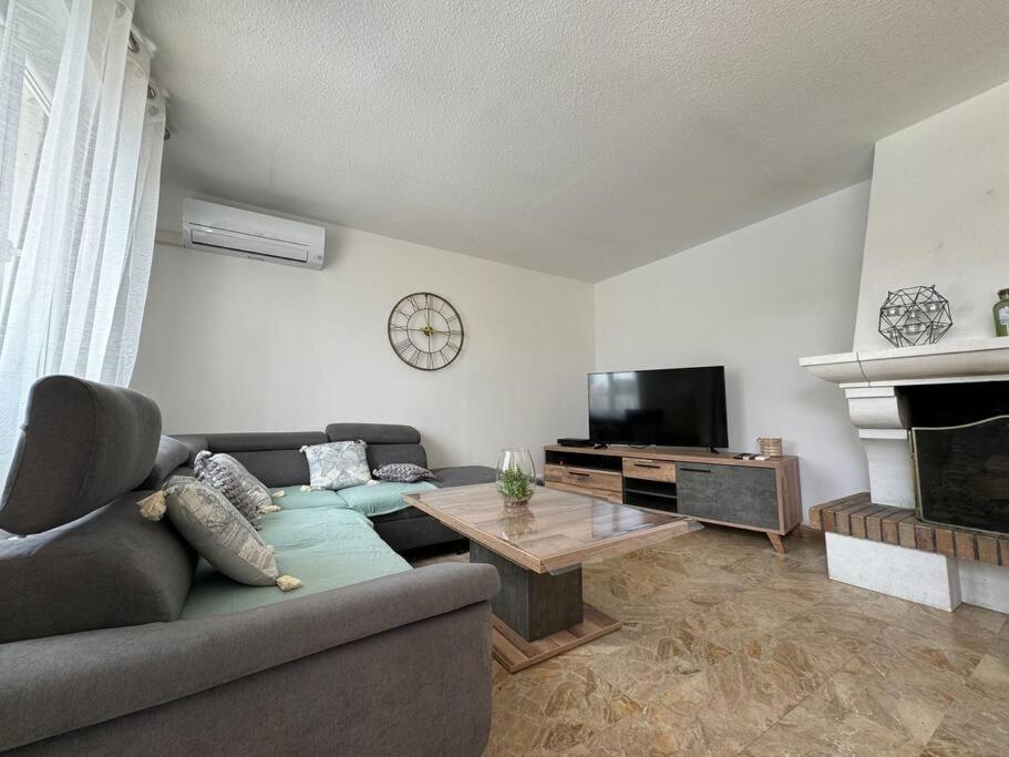 un salon avec un canapé et une table dans l'établissement La Casa d'Isabelle, à Saint-Estève