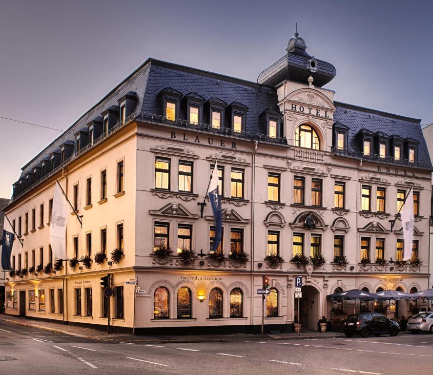 ein großes Gebäude an der Ecke einer Straße in der Unterkunft Hotel Blauer Engel in Aue