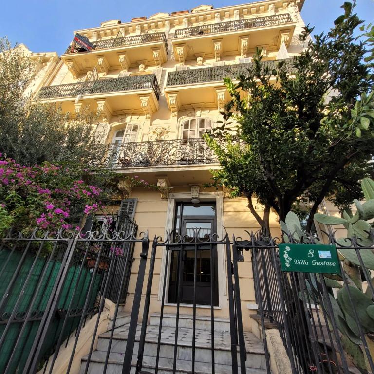 un bâtiment avec une porte devant lui dans l'établissement Villa Gustave, studio confort avec balcon Centre Cannes, à Cannes