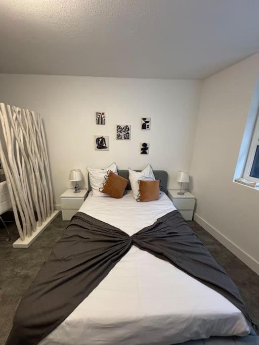 - une chambre avec un grand lit doté d'une cravate dans l'établissement LE COCON YourHostHelper, à Narbonne