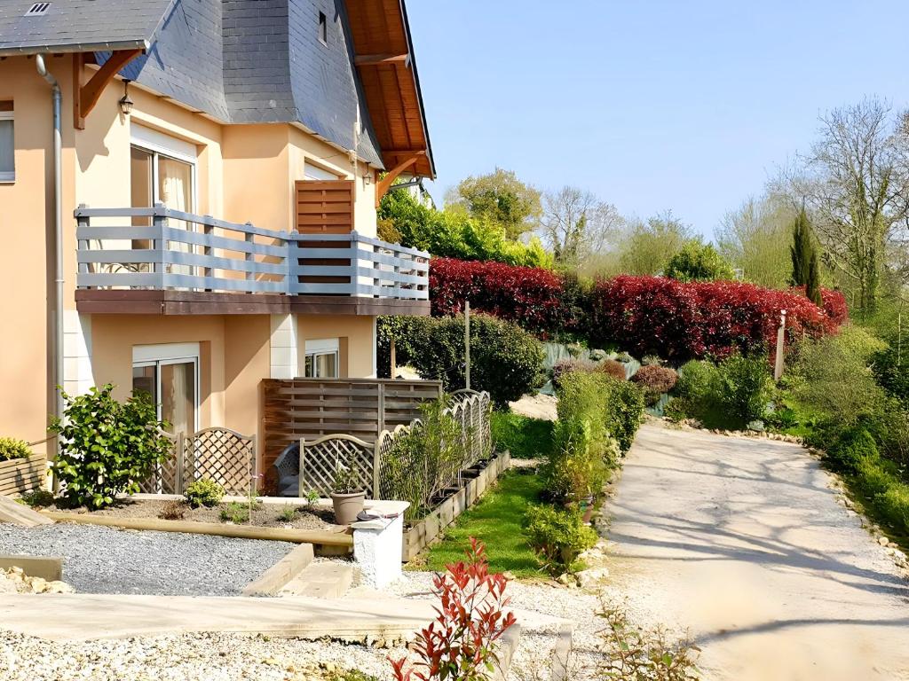 a house with a garden in front of it at Rosalina - Honfleur in Équemauville