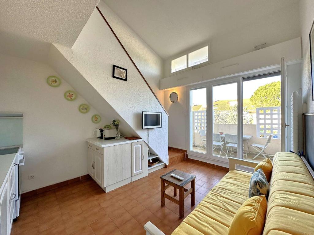 un salon avec un canapé et une télévision dans l'établissement HYEVASS Studio pour 4 personnes proche de la plage des Salins situé à Hyères, à Hyères