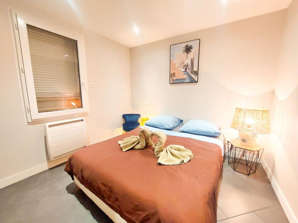 une chambre avec un lit et une fenêtre dans l'établissement Vacances, apéros & plage à deux pas !, à Toulon