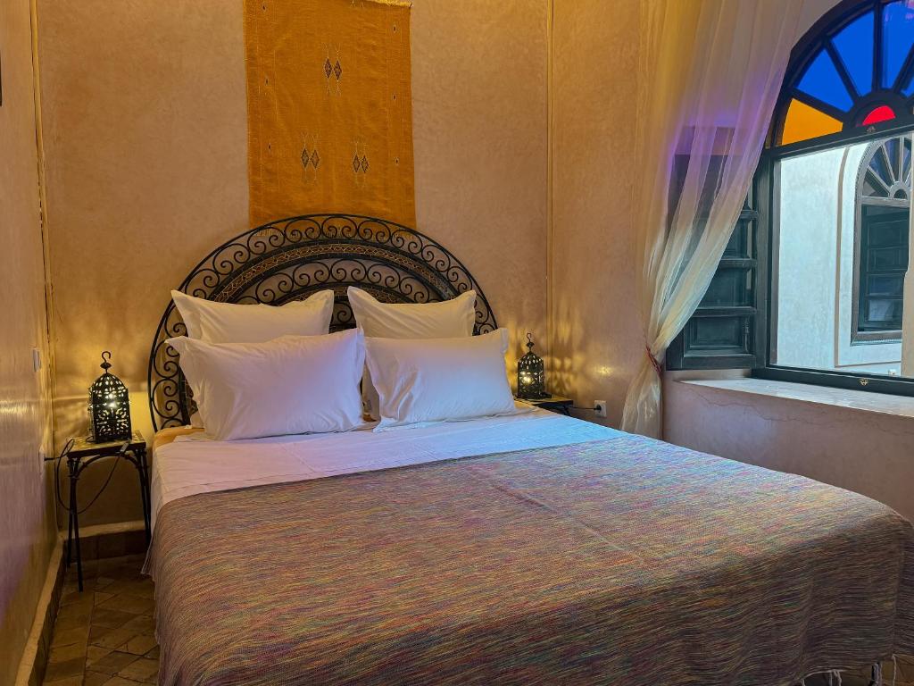 Postel nebo postele na pokoji v ubytování Riad Lapis-lazuli