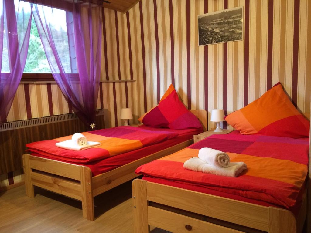 1 dormitorio con 2 camas y toallas. en Franky House am Nürburgring en Quiddelbach