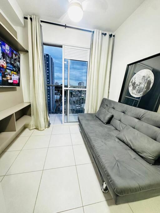 Hotel Apartamento próximo a Tókio Marine 1009A - 430, a living room with a couch and a large window at Apartamento próximo a Tókio Marine 1009A - 430 in São Paulo
