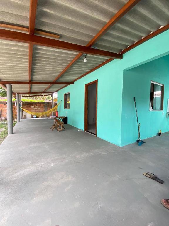 a large empty room with a blue wall at Casa em Itaúnas para temporada e carnaval in Itaúnas
