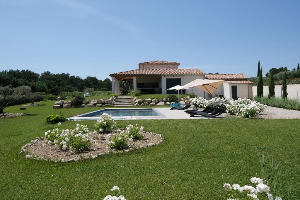 une maison avec une cour et une piscine dans l'établissement Villa avec piscine privative Saint Remy de Provence LS1-340, à Saint-Rémy-de-Provence