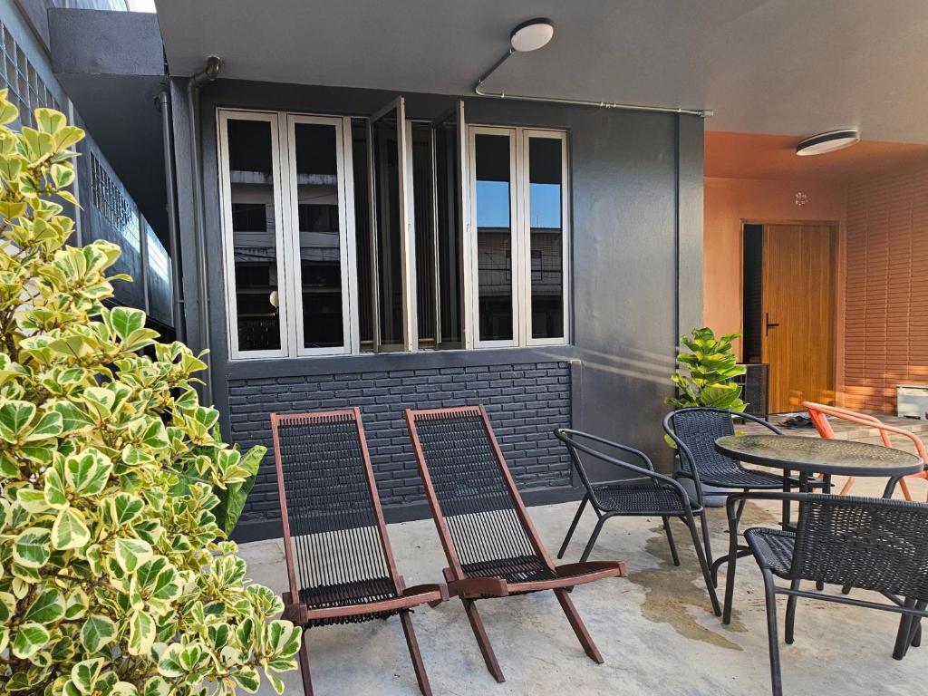 Posezení v ubytování No.10 HOSTEL- Prachuap Khiri Khan