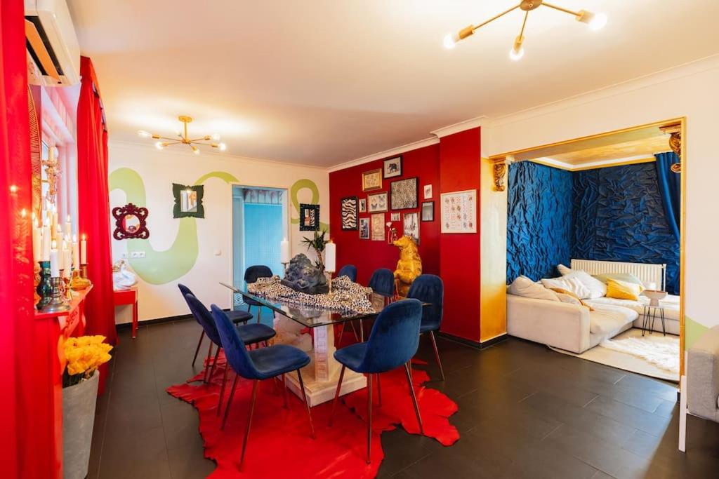 Postel nebo postele na pokoji v ubytování Free Parking-3BR-200m2 House-AC-1000m2 Garden