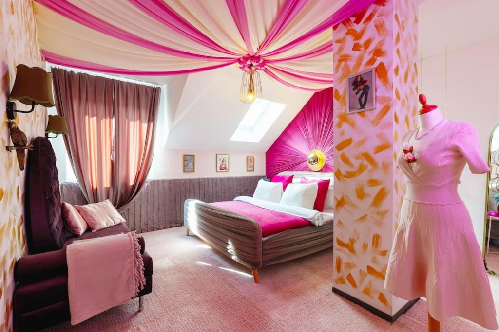 Postel nebo postele na pokoji v ubytování Free Parking-3BR-200m2 House-AC-1000m2 Garden