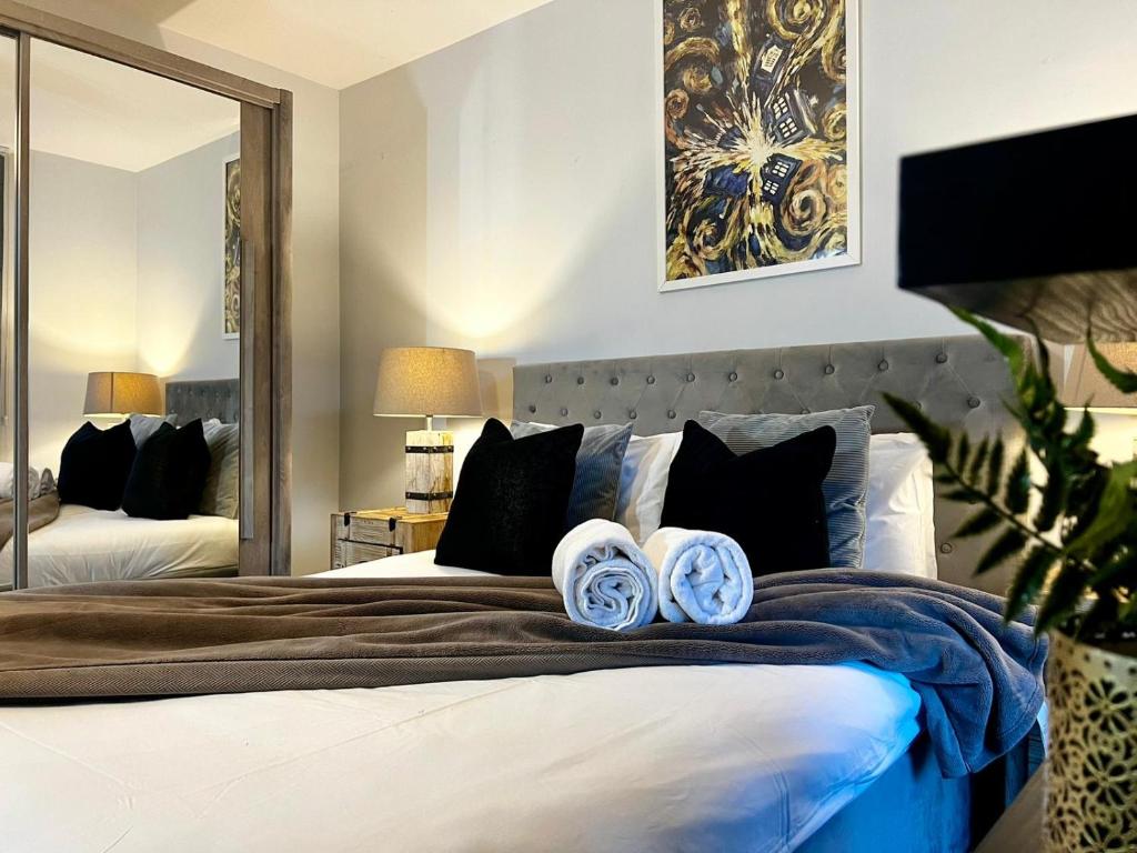伯明翰Last-Minute Secure l Reserve Now l Sleeps Up to 3 l 262 Bradford Street , Birmingham l Cozy City Centre Stay l JVT Short Lets的一间卧室，有一张大床，床上有毛巾