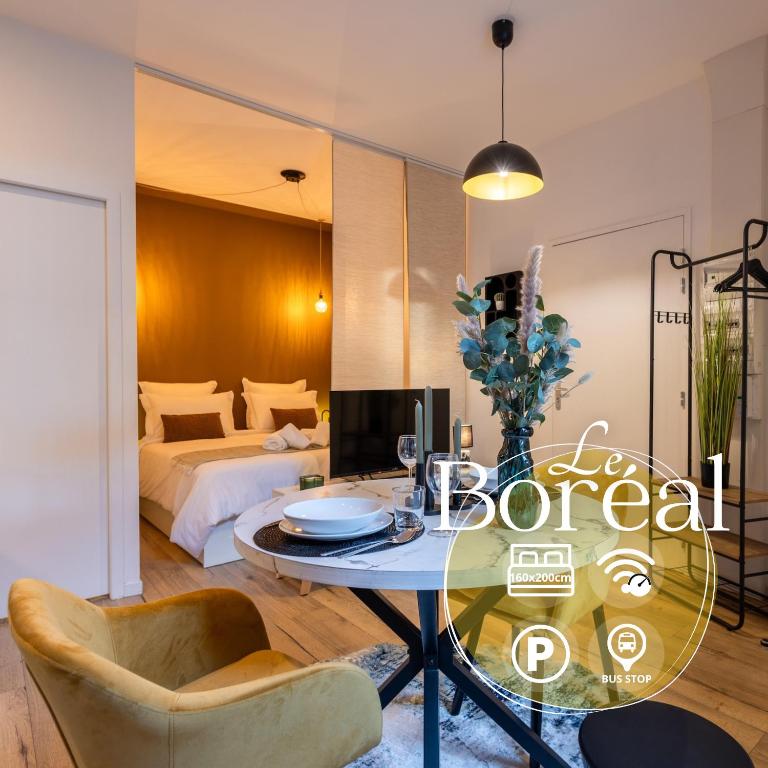 - une chambre avec un lit, une table en verre et des chaises dans l'établissement Le Boréal - Studio Confort Lit Queen Size, à Mazamet