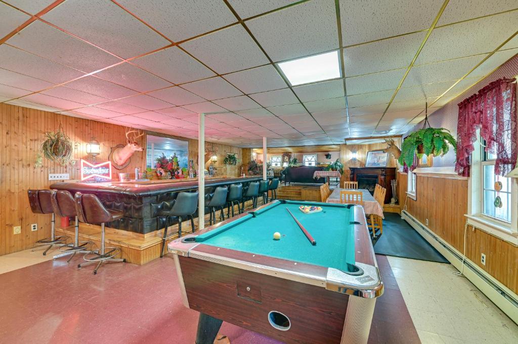 Biliár nebo kulečník v ubytování Lanesville Home with Pool Table, Bar and Deck!