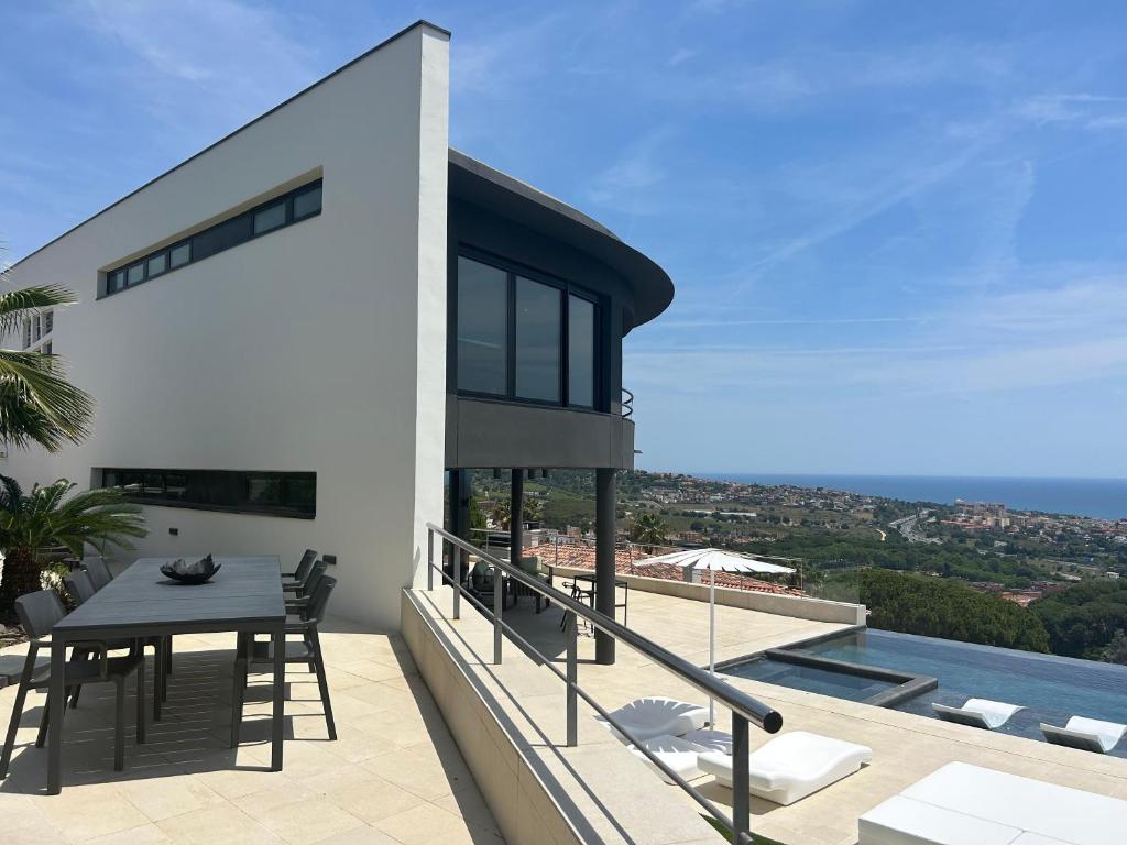 The swimming pool at or close to Villa Infinity Barcelona