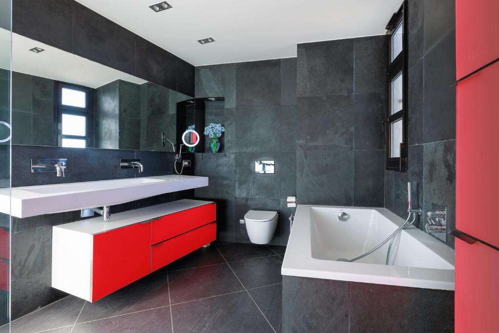 A bathroom at Villa Infinity Barcelona