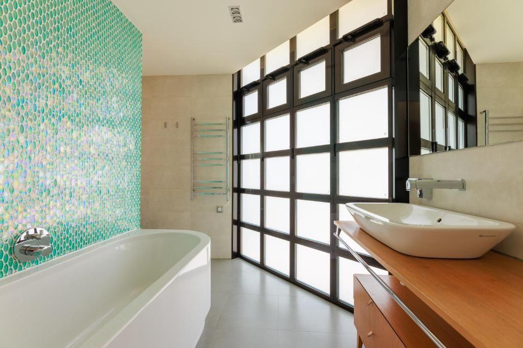 A bathroom at Villa Infinity Barcelona