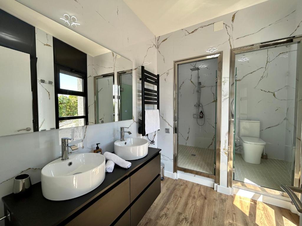 A bathroom at Villa Infinity Barcelona