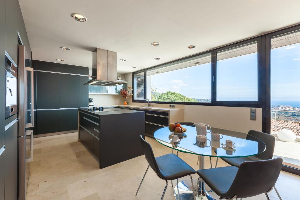 A kitchen or kitchenette at Villa Infinity Barcelona