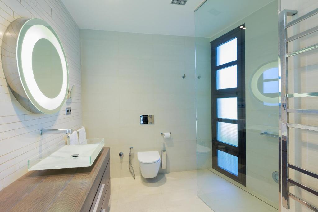 A bathroom at Villa Infinity Barcelona