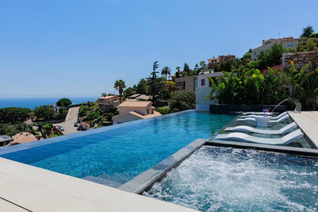 The swimming pool at or close to Villa Infinity Barcelona
