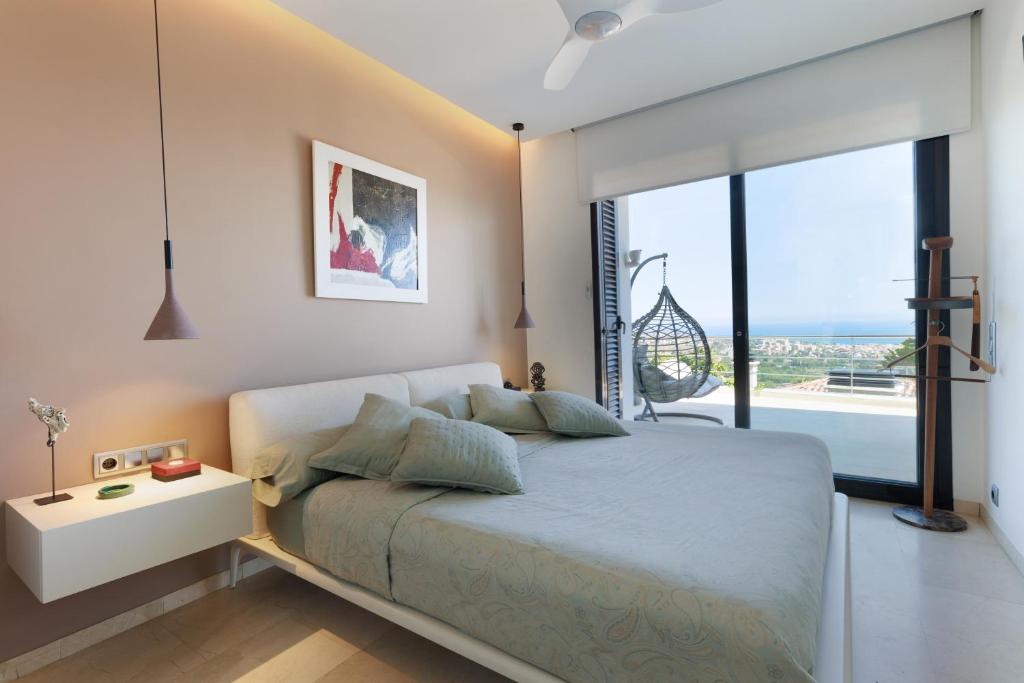 A bed or beds in a room at Villa Infinity Barcelona