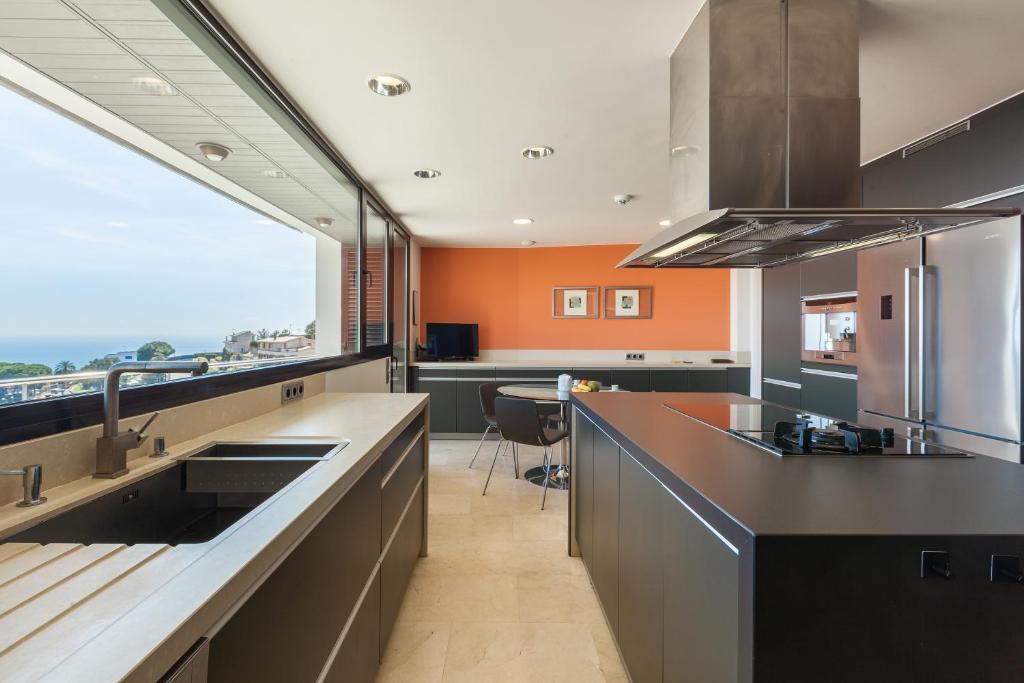A kitchen or kitchenette at Villa Infinity Barcelona