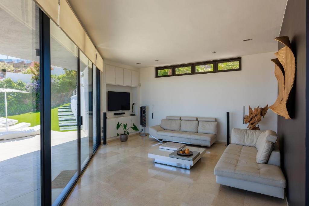 A television and/or entertainment centre at Villa Infinity Barcelona
