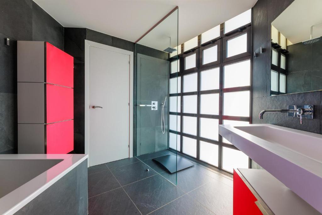 A bathroom at Villa Infinity Barcelona