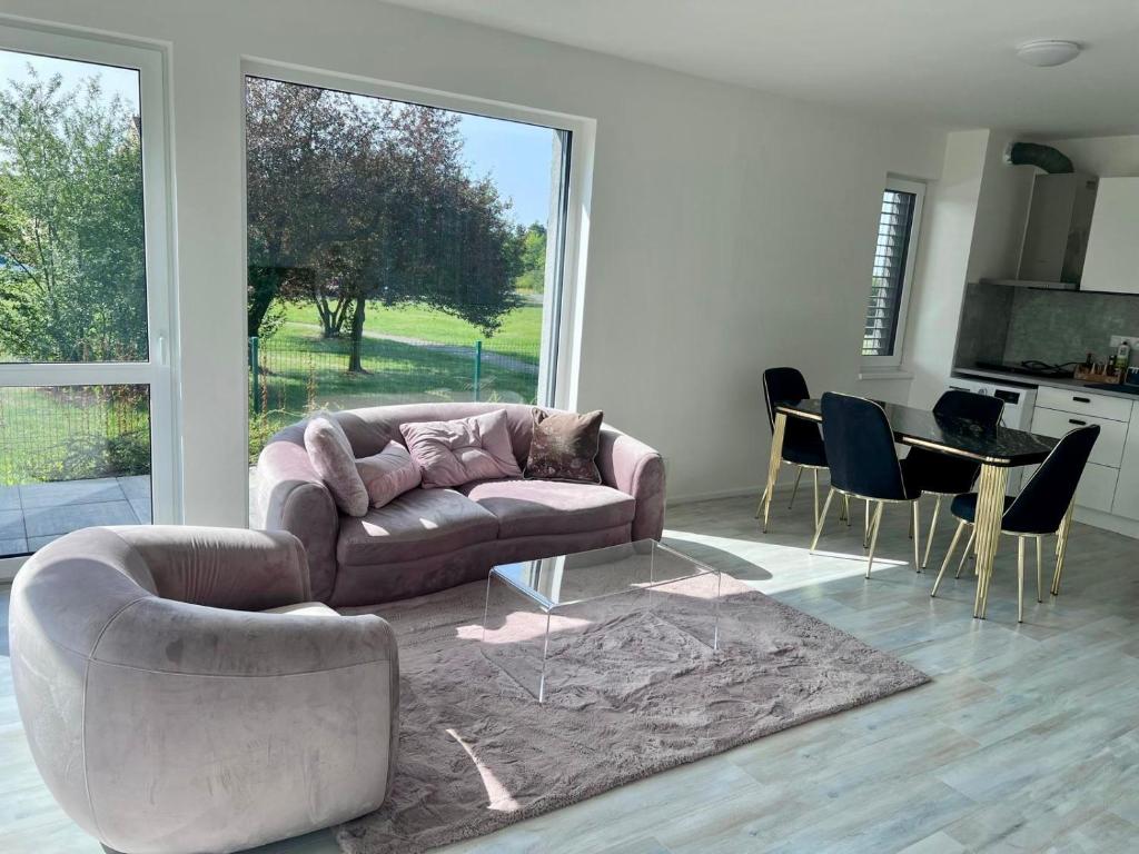 Posezení v ubytování Modern apartment close to Tram and Airport, free parking