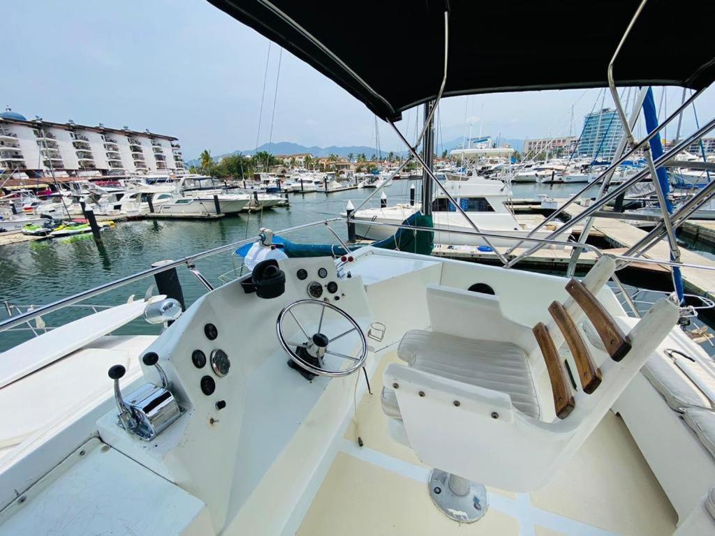 un bateau blanc assis dans un port de plaisance avec d'autres bateaux dans l'établissement Yate aymar, à Puerto Vallarta