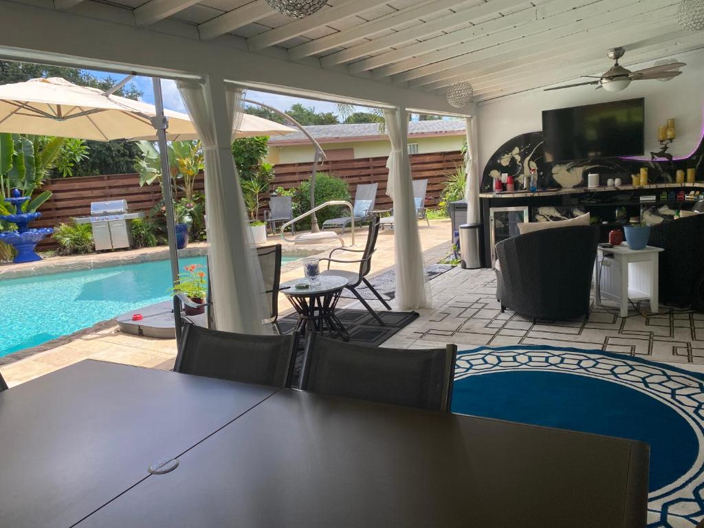 Bazén v ubytování Wilton Manors A Mens Oasis nebo v jeho okolí