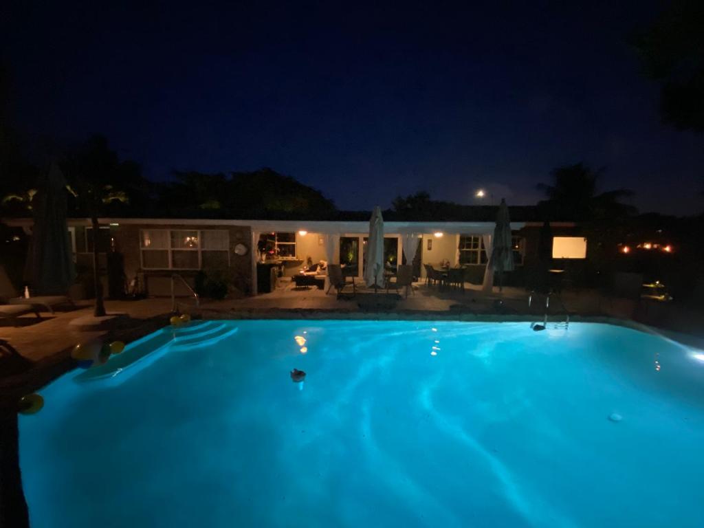 Bazén v ubytování Wilton Manors A Mens Oasis nebo v jeho okolí