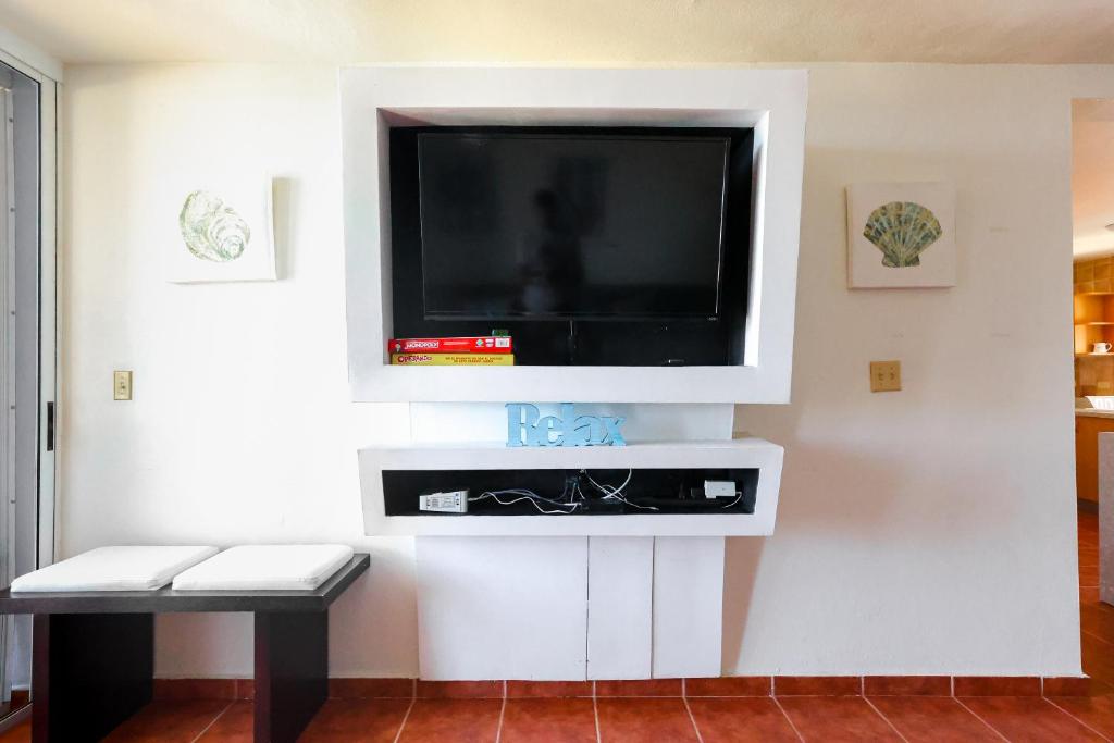 TV a/nebo společenská místnost v ubytování Fajardo Coastal Gem With Pool Access