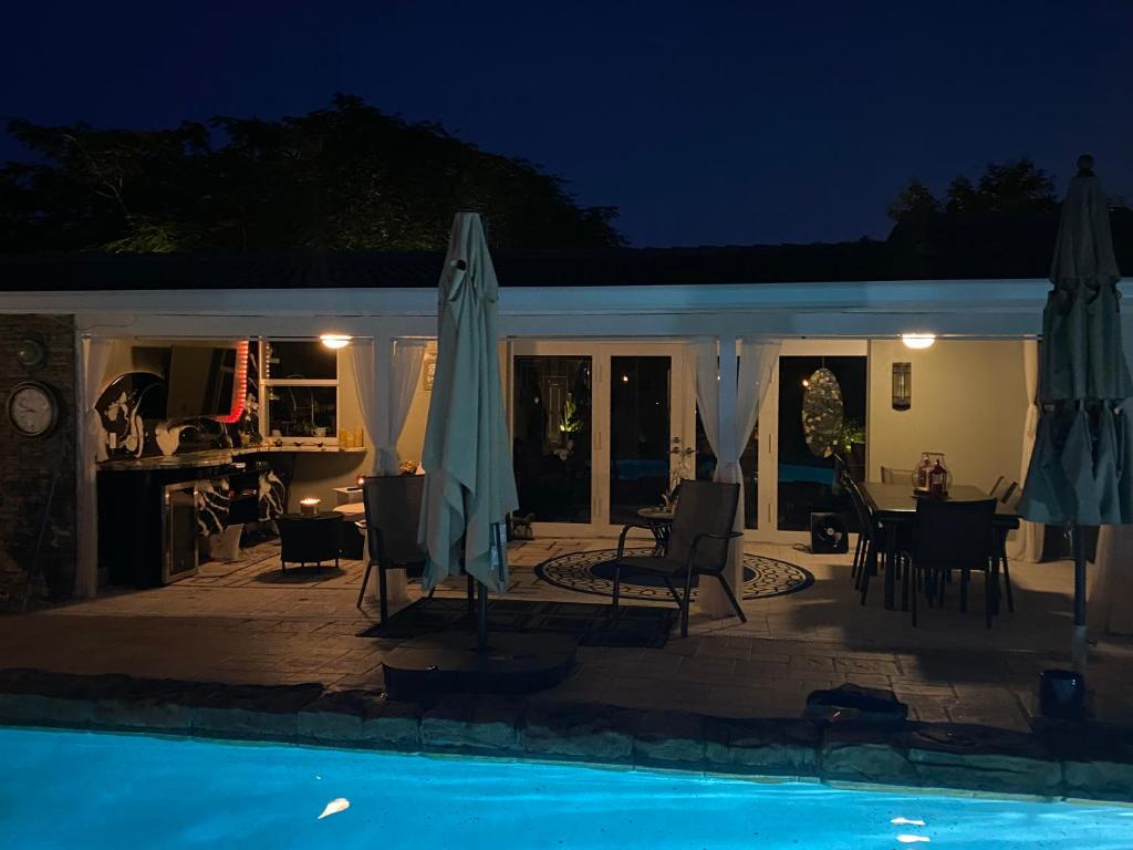 Bazén v ubytování Wilton Manors A Mens Oasis nebo v jeho okolí