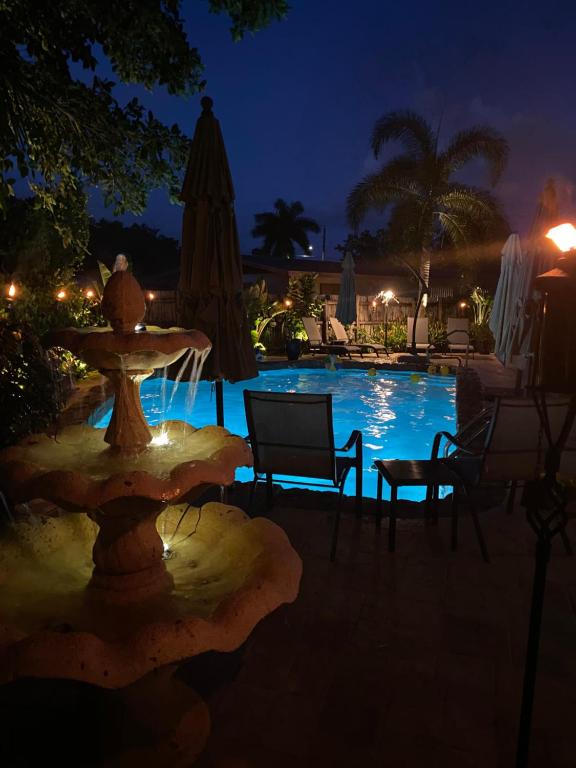 Bazén v ubytování Wilton Manors A Mens Oasis nebo v jeho okolí