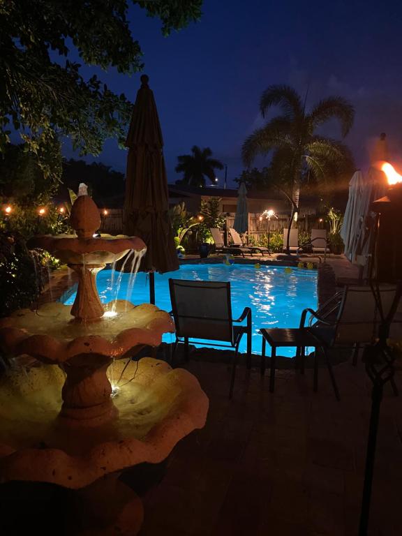 Bazén v ubytování Wilton Manors A Mens Oasis nebo v jeho okolí