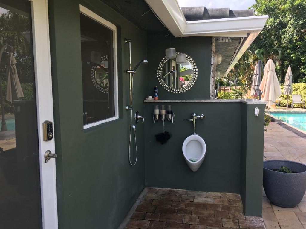 Bazén v ubytování Wilton Manors A Mens Oasis nebo v jeho okolí
