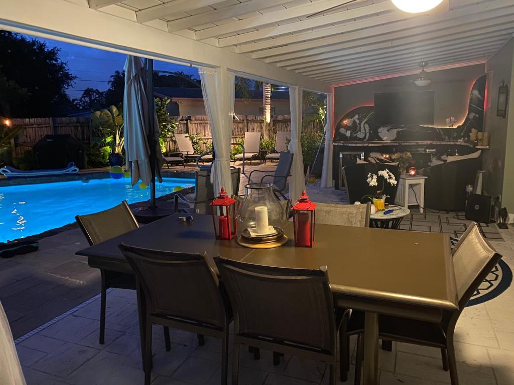 Bazén v ubytování Wilton Manors A Mens Oasis nebo v jeho okolí